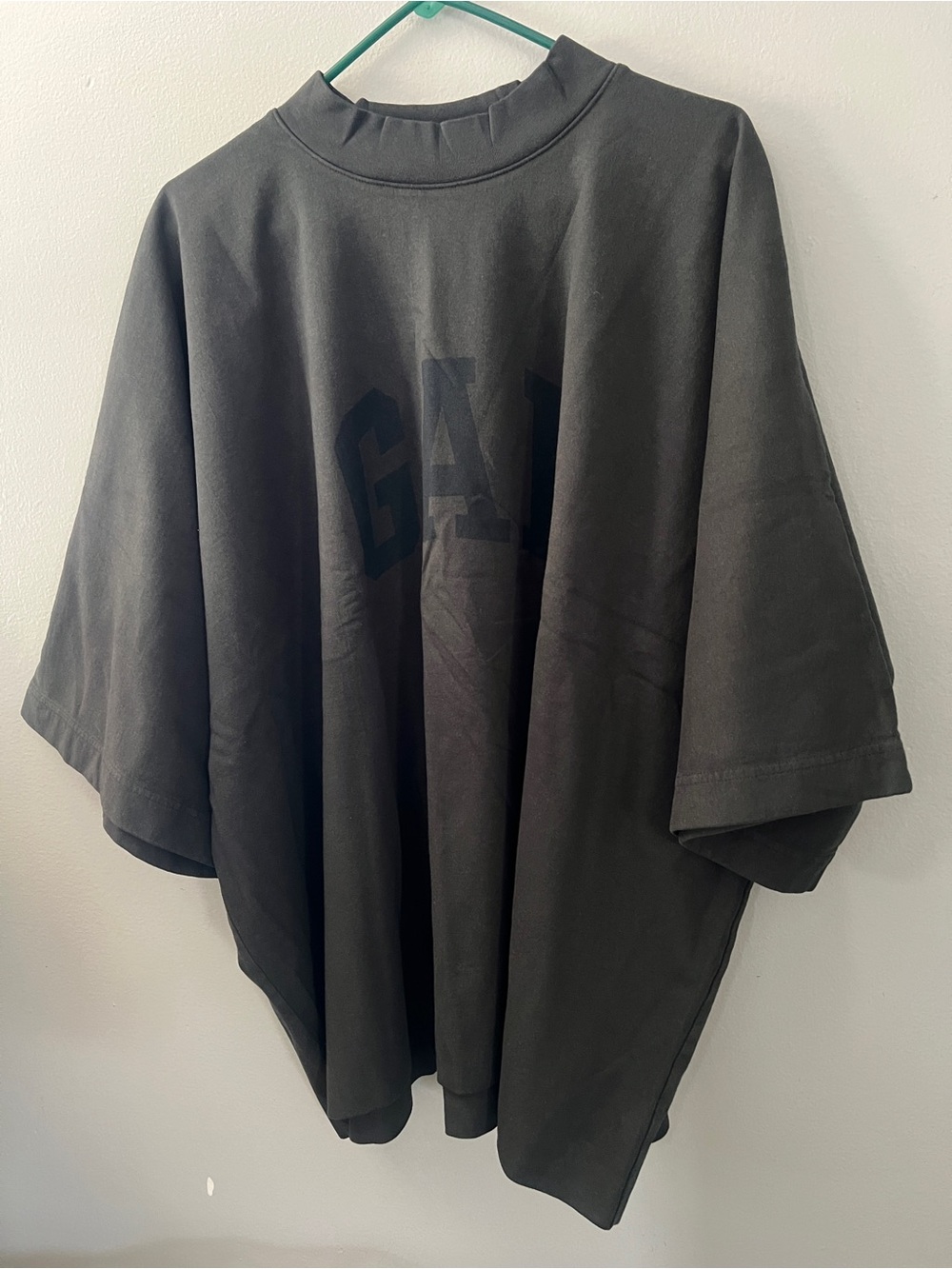 GAP Oversized Black Short-Sleeve Logo Tee